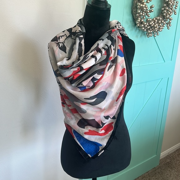 Lion Printed Scarf - Picture 2 of 5